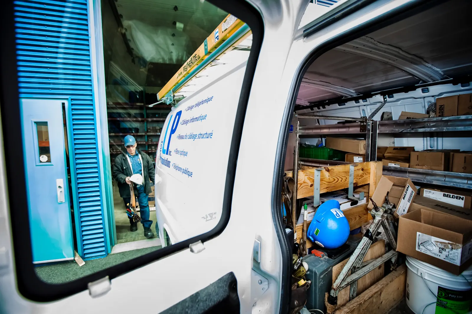 Camion de service LP Télécom, portes ouvertes, rempli d’équipement